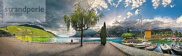Idyllisches Gardasee Nordufer mit kleinen Bootshafen bei Sonnenuntergang  Turbel  Riva de Gardo  Trentino-Alto Adige  Italien  Europa