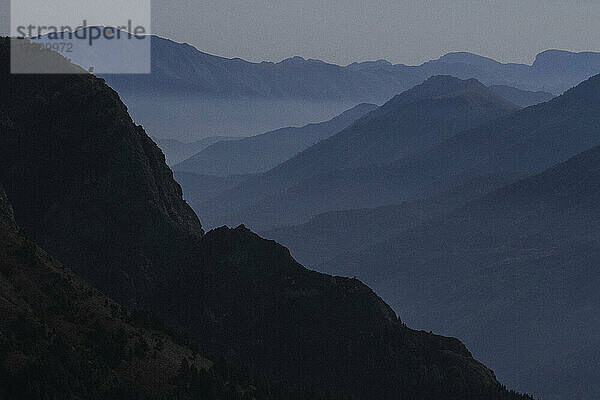 Silhouettierte Bergkette  Valle Grana  Italien