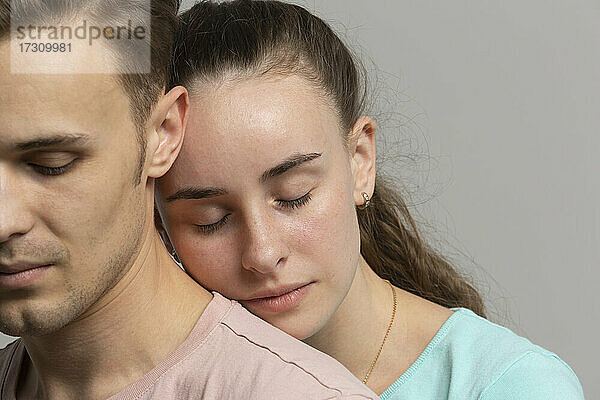 Close up heiteres zartes junges Paar mit geschlossenen Augen