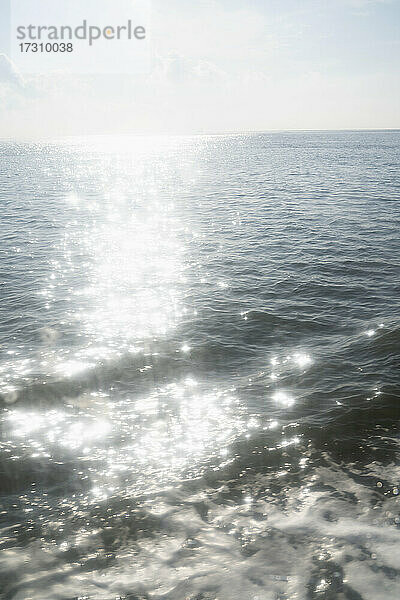 Sonnenschein-Reflexion funkelt auf der Meeresoberfläche