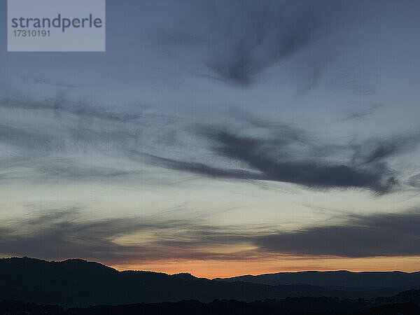 Wolke wirbelt in blauen Dämmerung Himmel  Französisch Riviera  Frankreich