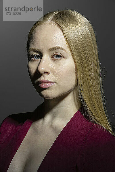 Porträt selbstbewusst schöne junge Frau mit blonden Haaren