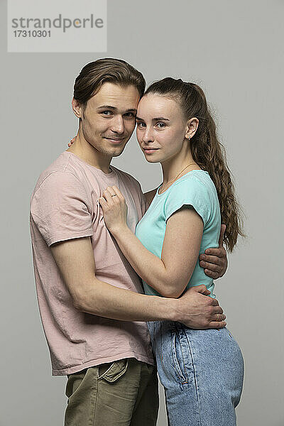 Studio Porträt glücklich junges Paar umarmt
