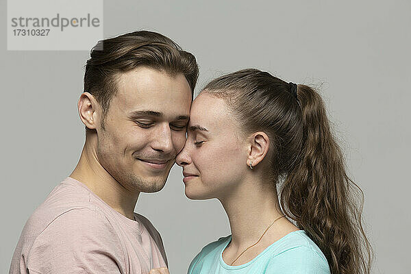 Studio Porträt liebevoll  zart junges Paar