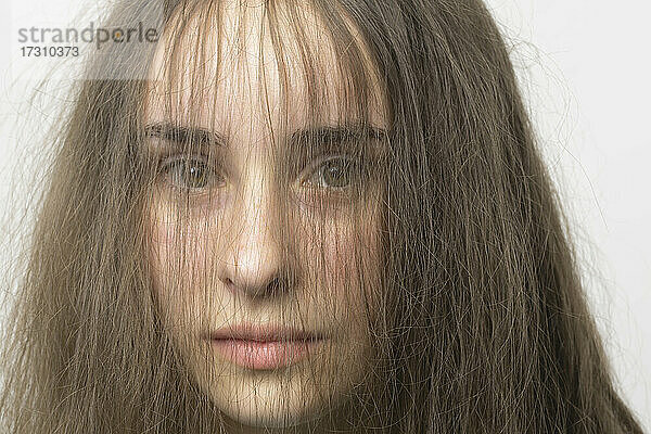 Close up Porträt Haare im Gesicht der schönen jungen Brünette Frau