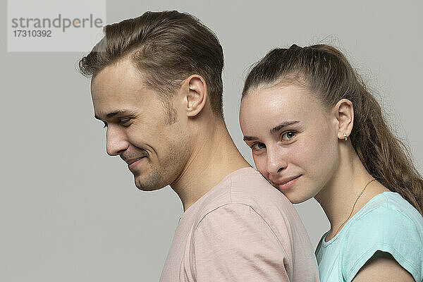 Studio Porträt zuversichtlich junges Paar