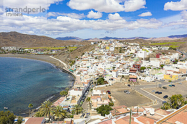 Hohe Winkelansicht der Küstenstadt Las Playitas  Fuerteventura  Kanarische Inseln  Spanien  Atlantik  Europa
