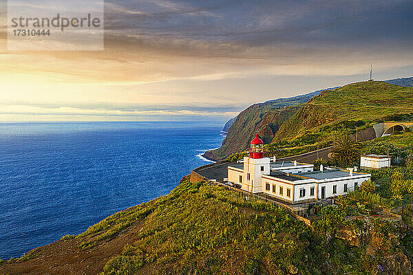 Ponta do Pargo Leuchtturm bei Sonnenuntergang  Calheta  Madeira  Portugal  Atlantik  Europa