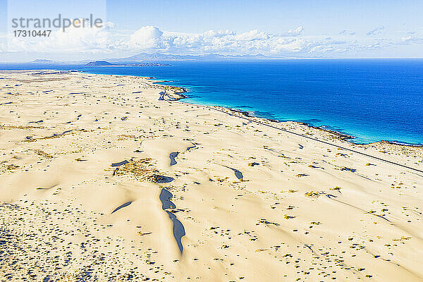 Weiße Sanddünen treffen auf den blauen Atlantik  Luftaufnahme  Naturpark Corralejo  Fuerteventura  Kanarische Inseln  Spanien  Atlantik  Europa