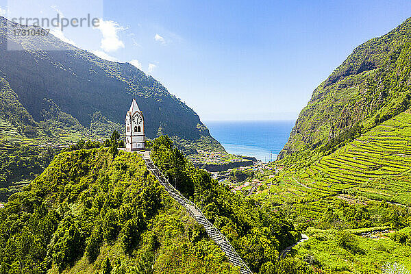 Der Kapellenturm Nossa Senhora de Fatima auf den grünen Hügeln  Sao Vicente  Insel Madeira  Portugal  Atlantik  Europa