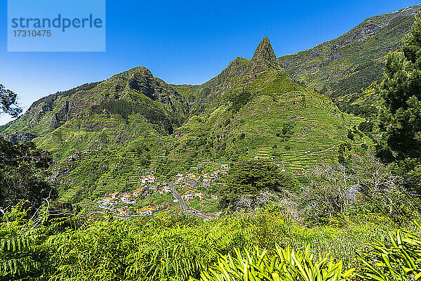 Dorf Serra de Agua in der üppigen Vegetation am Fuße der Berge  Gemeinde Ribeira Brava  Insel Madeira  Portugal  Atlantik  Europa