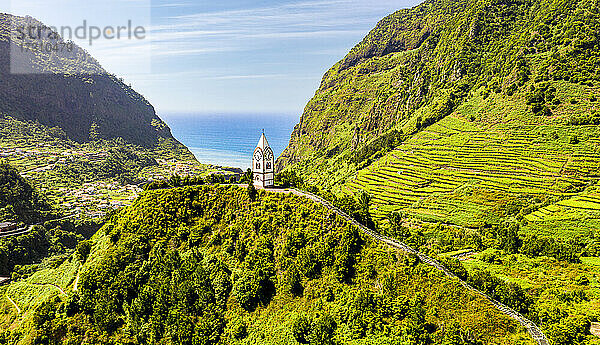 Der Kapellenturm Nossa Senhora de Fatima auf den grünen Hügeln  Sao Vicente  Insel Madeira  Portugal  Atlantik  Europa