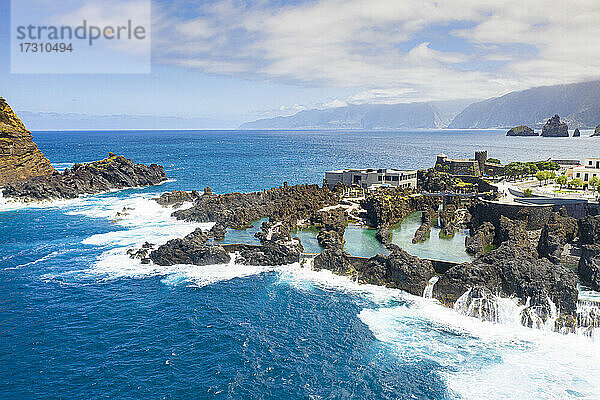 Natürliche Pools aus vulkanischer Lava  gefüllt mit kristallklarem Meerwasser  Porto Moniz  Insel Madeira  Portugal  Atlantik  Europa