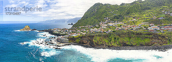 Panoramablick aus der Luft auf die Stadt am Meer und die natürlichen Schwimmbecken von Porto Moniz  Insel Madeira  Portugal  Atlantik  Europa