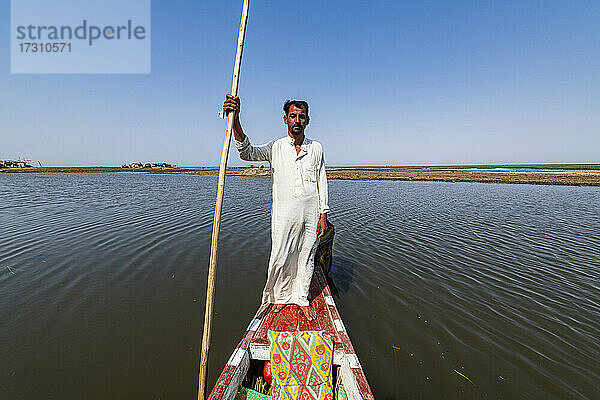 Sumpfaraber auf seinem Boot  Mesopotamische Sümpfe  Der Ahwar im Südirak  UNESCO-Weltkulturerbe  Irak  Naher Osten