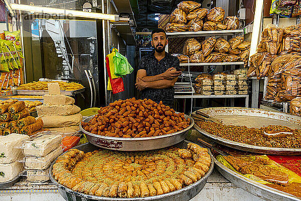 Mann verkauft Süßigkeiten  Kerbala  Irak  Naher Osten