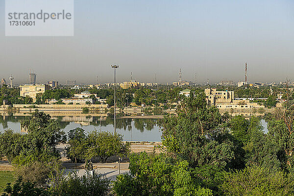Blick über den Fluss Tigris und die Grüne Zone  Bagdad  Irak  Naher Osten
