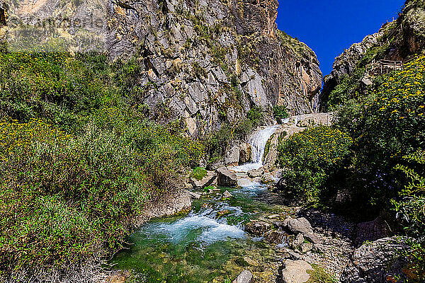 Wasserfall entlang des Inti Punku Trek  Ollantaytambo  Peru  Südamerika