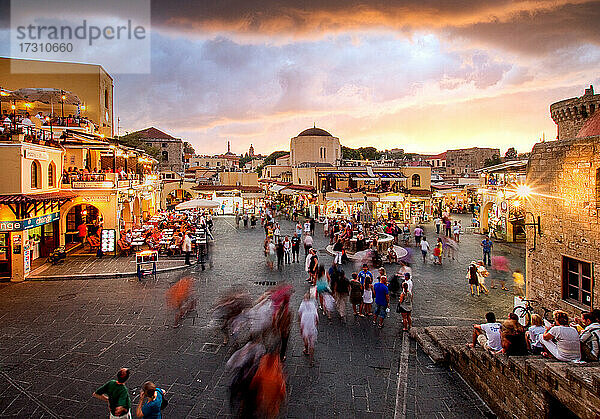Hippokrates-Platz und Sokratous-Straße  Altstadt von Rhodos  UNESCO-Weltkulturerbe  Dodekanes  Griechische Inseln  Griechenland  Europa
