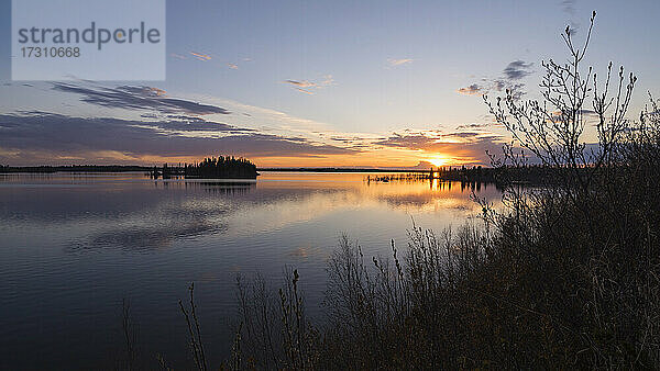 Farbenfroher Sonnenuntergang im Frühling am Astotin Lake  Elk Island National Park  Alberta  Kanada  Nordamerika