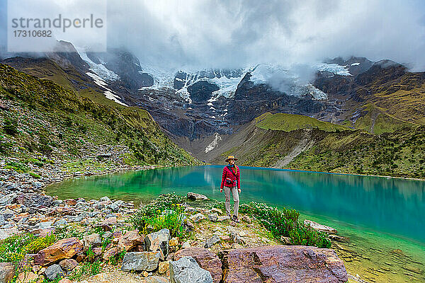 Frau beim Trekking am Humantay-See  Cusco  Peru  Südamerika