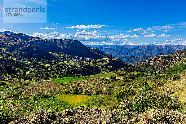 Schöne Aussicht auf den Inti Punku Trek  Ollantaytambo  Peru  Südamerika