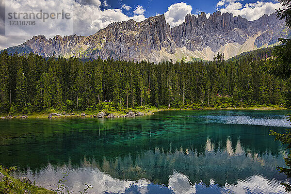 Latemargebirge  das sich im Karersee im Sommer spiegelt  Südtirol  Dolomiten  Italien  Europa