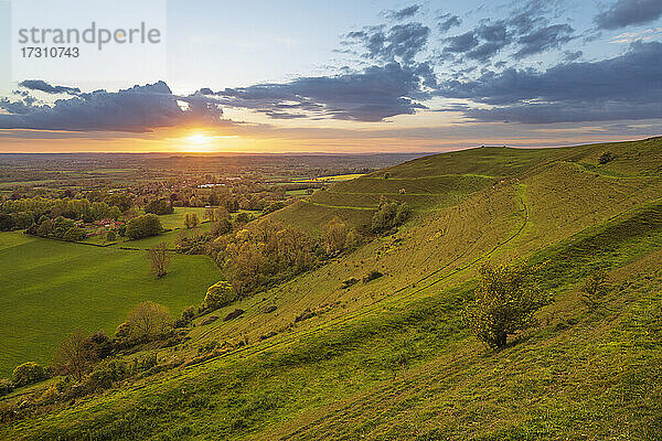 Hügelfestung aus der Eisenzeit auf Hambledon Hill bei Sonnenuntergang  Cranborne Chase AONB (Area of Outstanding Natural Beauty)  Iwerne Courtney (Shroton)  Dorset  England  Vereinigtes Königreich  Europa