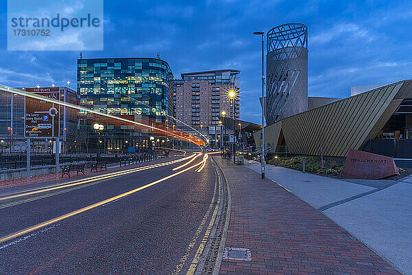 Blick auf das Lowry Theatre in MediaCity UK in der Abenddämmerung  Salford Quays  Manchester  England  Vereinigtes Königreich  Europa