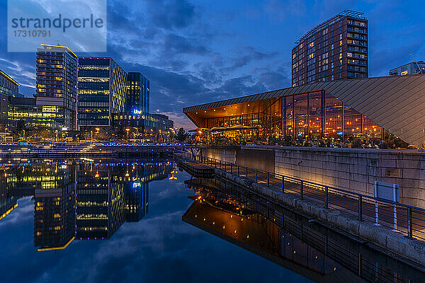 Blick auf MediaCity UK und Restaurant in der Abenddämmerung  Salford Quays  Manchester  England  Vereinigtes Königreich  Europa