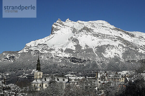 Saint Gervais Mont-Blanc Dorf im Winter  ein berühmtes Skigebiet  Saint-Gervais  Haute Savoie  Französische Alpen  Frankreich  Europa