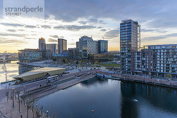 Blick auf MediaCity UK bei Sonnenuntergang  Salford Quays  Manchester  England  Vereinigtes Königreich  Europa