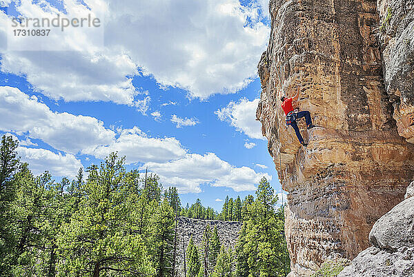 Mann beim Klettern im The Pit (Le Petit Verdon) in Sandy's Canyon  Flagstaff  Arizona  Vereinigte Staaten von Amerika  Nordamerika