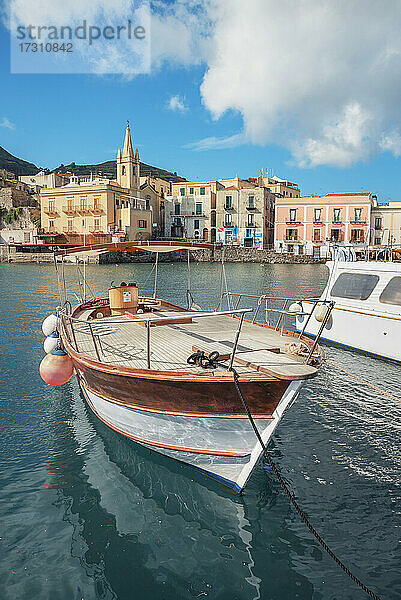 Marina Corta Hafen  Lipari Stadt  Insel Lipari  Äolische Inseln  UNESCO Weltkulturerbe  Sizilien  Italien  Mittelmeer  Europa