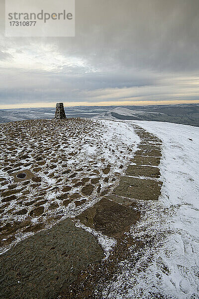Der Trigpoint im Winter bei Mam Tor  High Peak  Derbyshire  England  Vereinigtes Königreich  Europa