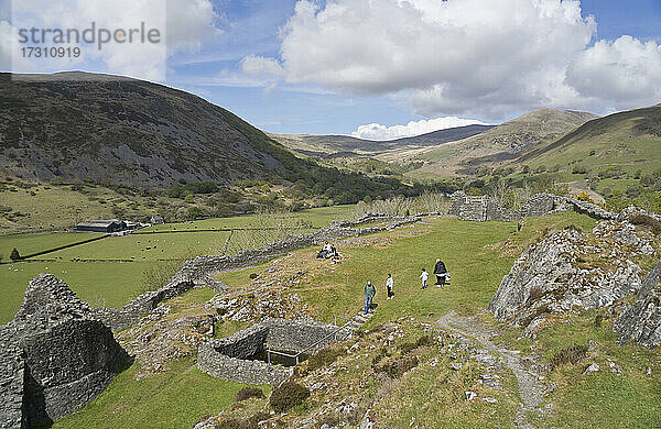 Besucher in Castell y Bere  einer walisischen Burg  die von Llywelyn dem Großen in den 1220er Jahren erbaut wurde  Gwynedd  Wales  Vereinigtes Königreich  Europa