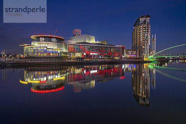 The Lowry Theatre bei Nacht  Salford Quays  Manchester  England  Vereinigtes Königreich  Europa