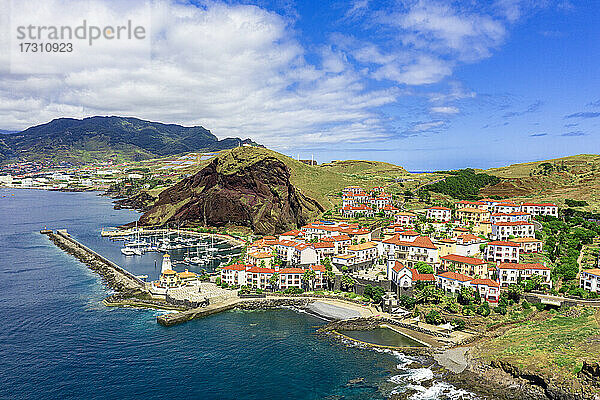 Luftaufnahme des Quinta do Lorde Resort Hotels und des Hafens  Canical  Insel Madeira  Portugal  Atlantik  Europa