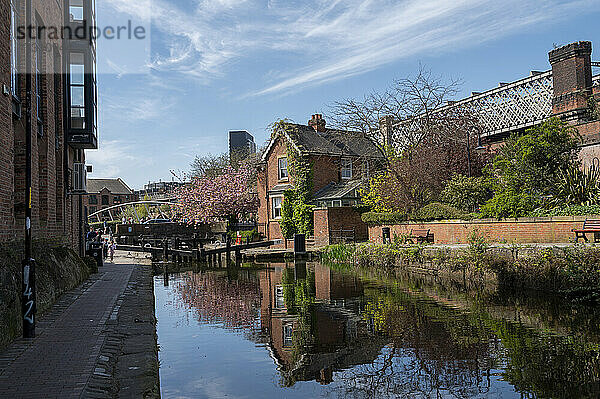 Der Castlefield-Kanal mit Schleusenwärterhaus im Frühling  Manchester  England  Vereinigtes Königreich  Europa