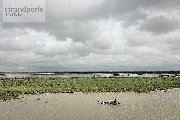 Stakkahn mit Fischer auf dem Fluss Poschur in den Sundarbans  Mongla  Bangladesch  Asien