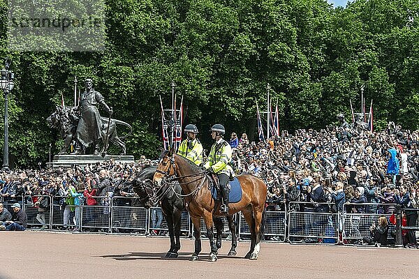 Zwei Polizisten auf Pferden  Touristenmenge beobachtet den traditionellen Wachwechsel  Changing of the Guard vor dem Buckingham Palace  London  England  Großbritannien  Europa