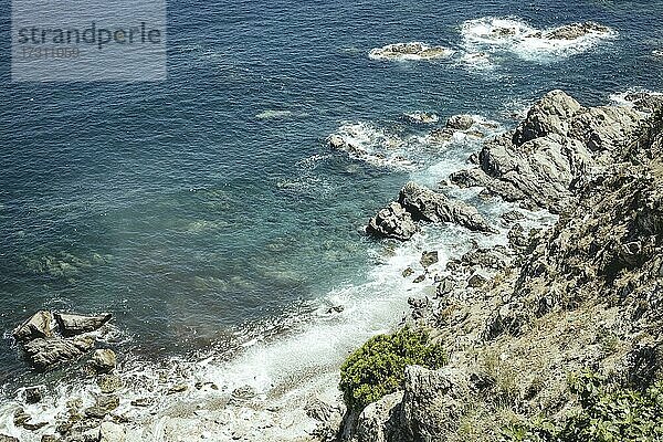 Küstenabschnitt  Steilküste El Sarchal  an diesem Küstenabschnitt leben mehr als 200 Migranten  viele minderjährig  in Höhlen  Behelfsunterkünften  kleinen Zelten  Ceuta  Spanien  Europa