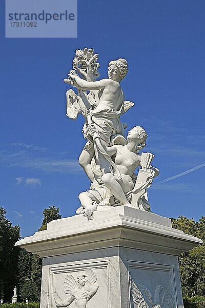Skulptur im französichen Garten  Schlosspark Sanssouci  Potsdam  Brandenburg  Deutschland  Europa