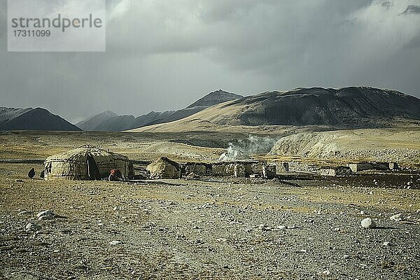 Jurten und Stallungen aus Stein  kirgisische Nomadensiedlung  Bozai Gumbaz  im Hintergrund der Pamir und die Grenze zu Tadschikistan  Wakhan-Korridor  Badachschan  Afghanistan  Asien