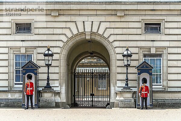 Zwei Wachen vor Wachhäuschen  Wachmänner der königlichen Garde mit Bärenfellmütze  Buckingham Palast  London  England  Großbritannien  Europa