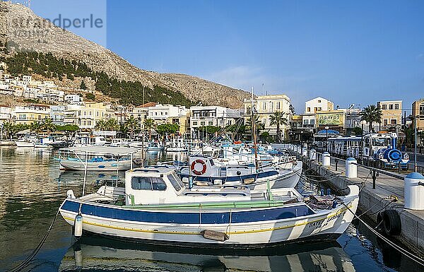 Griechisches Fischerboot im Hafen  Kalymnos  Dodekanes  Griechenland  Europa