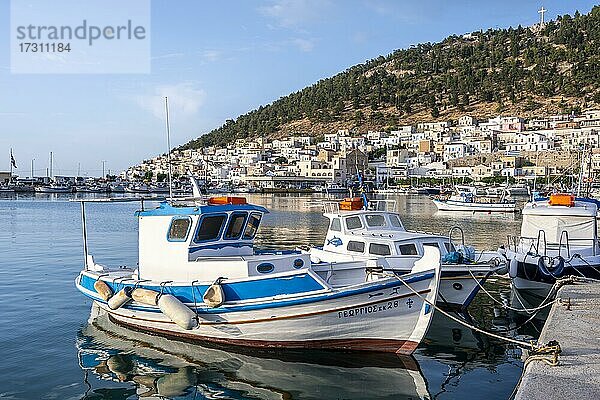 Griechisches Fischerboot im Hafen  Kalymnos  Dodekanes  Griechenland  Europa