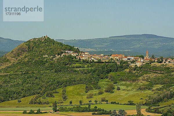 Blick auf das Dorf Nonette in der Nähe der Stadt Issoire  Departement Puy de Dome  Auvergne-Rhone-Alpes  Frankreich  Europa