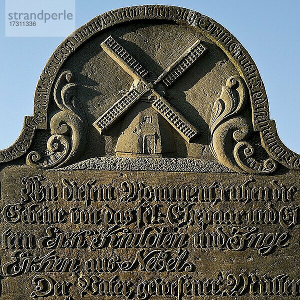 Der Sprechende Grabstein des Müllers Erk Knudten auf dem Friedhof der St. Clemens-Kirche  Nebel  Insel Amrum  Nordfriesland  Deutschland  Europa