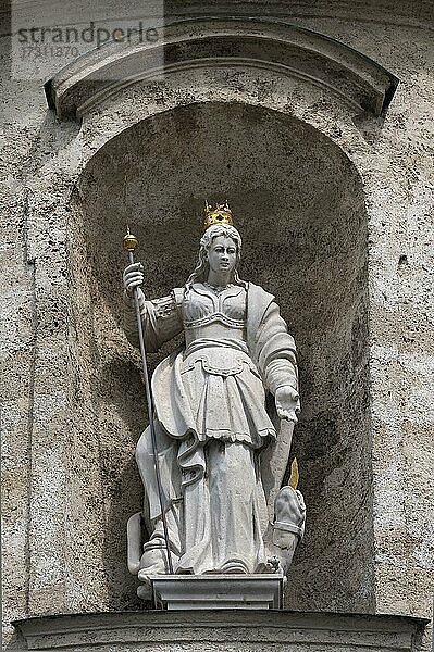 Marienfigur über dem Eingangstor  Klosterkirche St. Margarethen  Kloster Baumburg  Altenmarkt  Oberbayern  Bayern  Deutschland  Europa